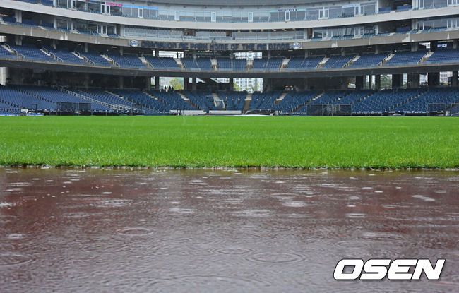 [OSEN=창원, 이석우 기자] 3일 창원NC파크에서 2025 신한 SOL 뱅크 KBO 리그 NC 다이노스와 SSG 랜더스의 경기가 열린다. 홈팀 NC는 라일리가, 방문팀 SSG는 김광현이 선발 출전한다. 창원NC파크에 비가 내린다. 결국 우천 취소 결정이 나며 4일로 미뤄졌다. 2025.10.03 / foto0307@osen.co.kr