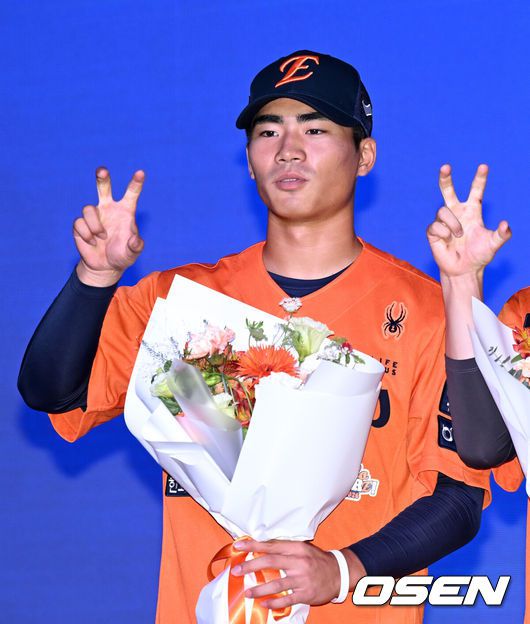 [OSEN=이대선 기자] 17일 오후 7일 오후 서울 롯데호텔 월드에서 ‘2026 KBO 신인 드래프트’가 열렸다. 한화에 지명된 오재원이 기념촬영을 가지고 있다. 2025.09.17 /sunday@osen.co.kr
