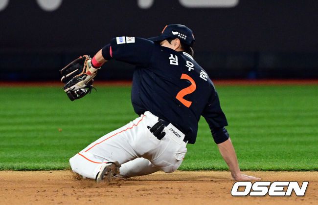 [OSEN=수원, 조은정 기자] 9회말 무사 1루 한화 심우준이 KT 허경민의 땅볼을 백핸드로 포구하고 있다. 이후 1루주자 이호연이 2루에서 포스아웃 됐다. 2025.10.03 /cej@osen.co.kr