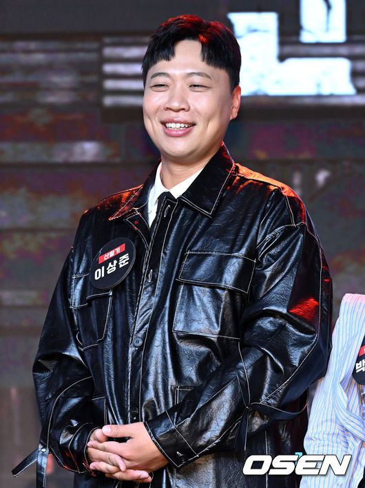 [OSEN=이대선 기자] 14일 오전 서울 동대문 브이스페이스에서 넷플릭스 예능 ‘코미디 리벤지’ 제작발표회가 열렸다.‘코미디 리벤지’는 ‘코미디 로얄’ 우승팀 이경규팀이 판을 깔고 K-코미디 대표주자들이 각잡고 웃음 터뜨리는 코미디 컴피티션이다.코미디언 이상준이 포토타임을 가지고 있다. 2024.10.14 /sunday@osen.co.kr