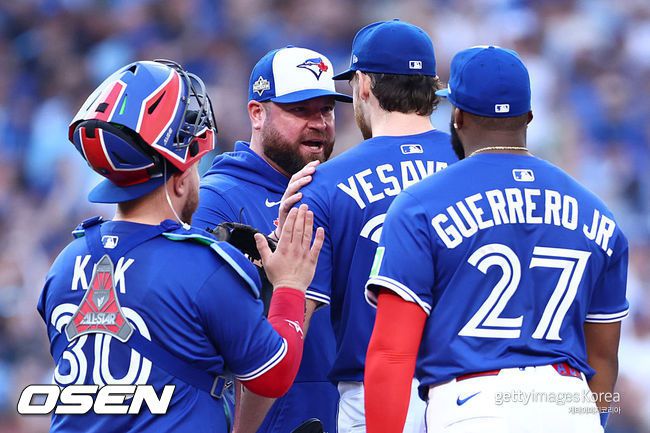 [사진] 토론토 존 슈나이더 감독이 트레이 예세비지를 교체하고 있다. ⓒGettyimages(무단전재 및 재배포 금지)
