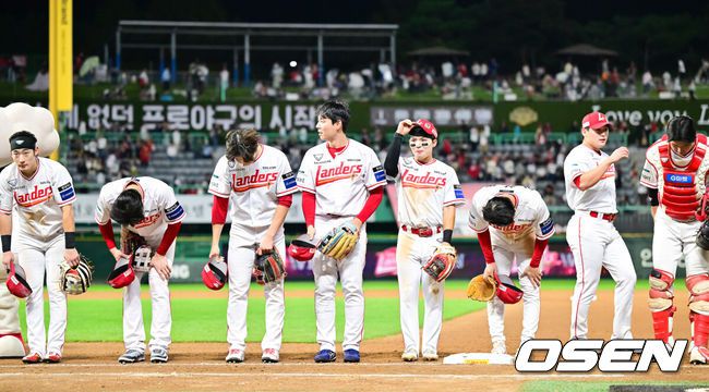 [OSEN=인천, 박준형 기자]  프로야구 SSG 랜더스가 KIA 타이거즈에 승리했다. SSG는23일 인천 SSG랜더스필드에서 2025 KBO리그 KIA와 시즌 15차전 맞대결에서 5-0으로 승리했다. 경기종료 후 SSG 선수들이 팬들에게 인사를 하고 있다.  2025.09.23 / soul1014@osen.co.kr