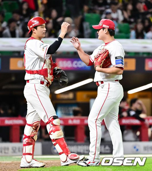 SSG 랜더스 조형우와 조병현. /OSEN DB