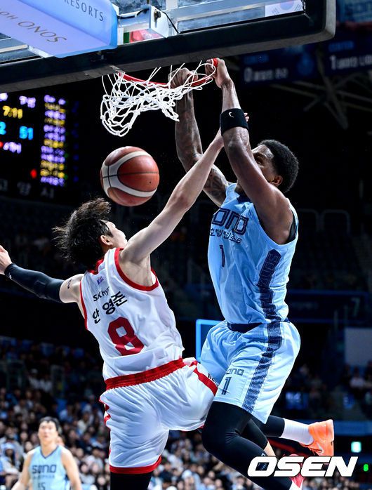 [OSEN=고양, 최규한 기자] 8일 오후 경기도 고양 소노 아레나에서 ‘2025-2026 LG전자 프로농구’ 고양 소노와 서울 SK의 경기가 열렸다.홈팀 소노는 개막 첫 승을, 방문팀 SK는 개막 3연승을 노린다.3쿼터, 소노 네이던 나이트가 덩크를 성공시키고 있다. 2025.10.08 / dreamer@osen.co.kr