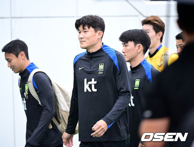 [OSEN=고양, 최규한 기자] 홍명보 감독이 이끄는 대한민국 축구 국가대표팀이 7일 오후 경기도 고양종합운동장 보조경기장에서 오는 10일 브라질과의 평가전을 앞두고 오픈트레이닝을 진행했다.한국 축구대표팀과 브라질은 오는 10일 서울월드컵경기장에서 친선경기를 갖는다.A대표팀 김민재를 비롯한 선수들이 훈련장에 들어서고 있다. 2025.10.07 / dreamer@osen.co.kr