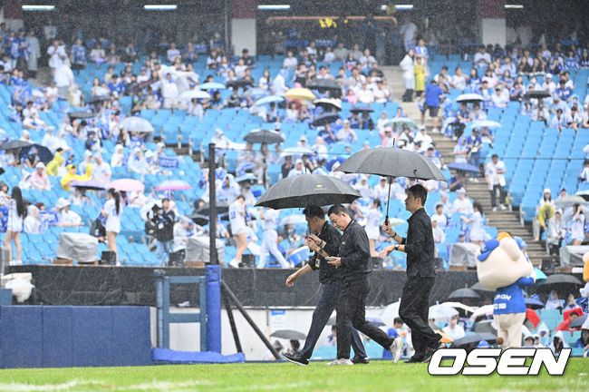 [OSEN=대구, 이석우 기자] 7일 대구 삼성라이온즈파크에서 2025 신한 SOL뱅크 KBO 와일드카드 결정전 삼성 라이온즈와 NC 다이노스의 경기가 열린다. 홈팀 삼성은 원태인이 방문팀 NC는 로건이 선발 투수로 출전한다.갑자기 비가 내리자 경기감독관들이 체크를 하고 있다. 2025.10.07 / foto0307@osen.co.kr