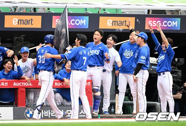 [OSEN=인천, 이대선 기자] 9일 인천 SSG랜더스필드에서 2025 신한 SOL뱅크 KBO리그 준플레이오프(5전 3선승제) 1차전 SSG 랜더스와 삼성 라이온즈의 경기가 열렸다.SSG은 화이트, 삼성은 최원태를 선발 투수로 내세웠다.3회초 무사 1,2루에서 삼성 김영웅이 우월 투런 홈런을 치고 더그아웃에서 동료들과 환호하고 있다. 2025.10.09 /sunday@osen.co.kr