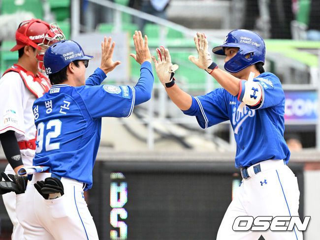 [OSEN=인천, 이대선 기자] 9일 인천 SSG랜더스필드에서 2025 신한 SOL뱅크 KBO리그 준플레이오프(5전 3선승제) 1차전 SSG 랜더스와 삼성 라이온즈의 경기가 열렸다.SSG은 화이트, 삼성은 최원태를 선발 투수로 내세웠다.1회초 무사에서 삼성 이재현이 좌월 솔로 홈런을 치고 환호하고 있다. 2025.10.09 /sunday@osen.co.kr