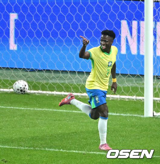 [OSEN=서울월드컵경기장, 이대선 기자] 홍명보 감독이 이끄는 대한민국 대표팀은 10일 오후 서울월드컵경기장에서 '세계 최강' 브라질과 A매치 평가전을 가졌다.한국이 브라질을 상대로 마지막으로 웃은 건 1999년 3월 28일이었다. 당시 잠실에서 열린 친선경기에서 김도훈의 결승골로 1-0 승리를 거뒀다. 다만, 그 승리가 마지막이었다. 한국은 브라질을 상대로 1승 1무 8패에 그쳤다. 브라질과의 이번 경기는 단순한 친선전이 아닌, 2026 북중미 월드컵을 향한 본격적인 시험대다.후반 브라질 비니시우스가 팀의 다섯번째 골을 성공시키고 환호하고 있다. 2025.10.10 /sunday@osen.co.kr