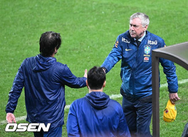 [OSEN=서울월드컵경기장, 이대선 기자] 홍명보감독이 이끄는 대한민국 남자 축구 국가대표팀은 10일 서울월드컵경기장에서 '세계 최강' 브라질을상대로 A매치평가전을 치러이스테방(첼시)과 호드리구(레알 마드리드)에게 나란히 2골을 허용하면서 0-5로 대패했다.한국은 1999년 이후 26년 만에 브라질전 승리를 노렸지만 아무런 저항도 하지 못하면서 무산됐다.경기 종료 후 한국 홍명보 감독이 브라질 안첼로티 감독과 인사를 하고 있다. 2025.10.10 /sunday@osen.co.kr