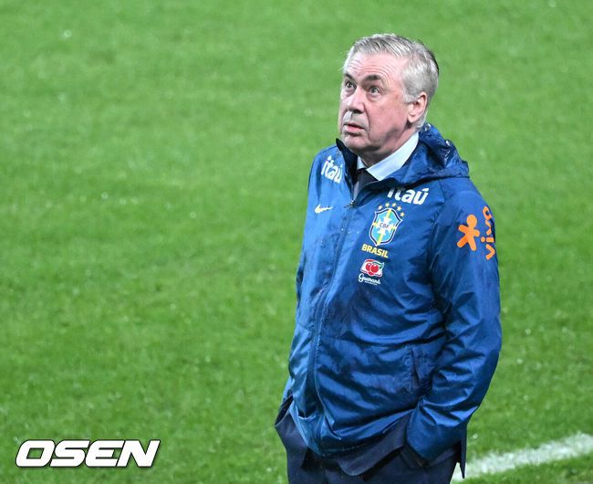 [OSEN=서울월드컵경기장, 이대선 기자] 홍명보감독이 이끄는 대한민국 남자 축구 국가대표팀은 10일 서울월드컵경기장에서 '세계 최강' 브라질을상대로 A매치평가전을 치러이스테방(첼시)과 호드리구(레알 마드리드)에게 나란히 2골을 허용하면서 0-5로 대패했다.한국은 1999년 이후 26년 만에 브라질전 승리를 노렸지만 아무런 저항도 하지 못하면서 무산됐다.전반 브라질 안첼로티 감독이 경기를 바라보고 있다. 2025.10.10 /sunday@osen.co.kr