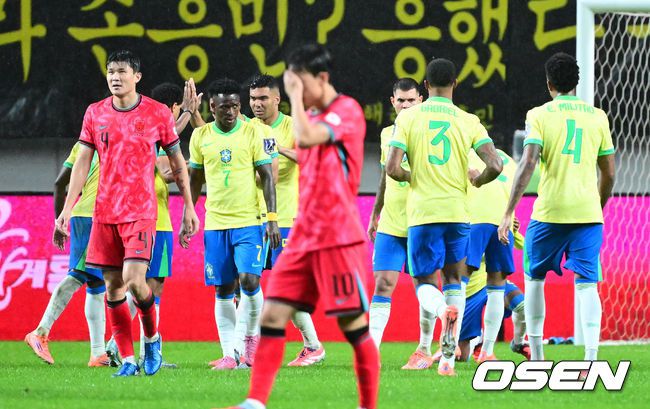 [OSEN=서울월드컵경기장, 지형준 기자] 세계의 벽은 높았다. 결과는 0-5 대패였다.홍명보감독이 이끄는 대한민국 남자 축구 국가대표팀은 10일 서울월드컵경기장에서 '세계 최강' 브라질을상대로 A매치평가전을 치러이스테방(첼시)과 호드리구(레알 마드리드)에게 나란히 2골을 허용하면서 0-5로 대패했다.후반 한국 김민재가 브라질 호드리구에 골을 허용하며 아쉬워하고 있다. 2025.10.10 /jpnews@osen.co.kr