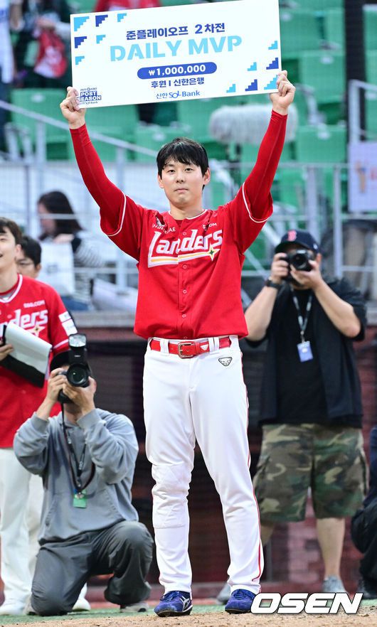 [OSEN=인천, 최규한 기자] SSG 랜더스가 9회말 김성욱의 극적인 끝내기홈런을 앞세워1차전 패배를 설욕했다.프로야구 SSG 랜더스는 11일 인천SSG랜더스필드에서 열린 2025 신한 SOL KBO 준플레이오프(5전 3선승제) 2차전에서 4-3 끝내기 승리를 거뒀다.9회말 1사 주자없는 상황 끝내기 좌월 솔로포를 뽑아낸 SSG 김성욱이 준플레이오프 2차전 데일리 MVP로 선정된 뒤 포즈를 취하고 있다. 2025.10.11 / dreamer@osen.co.kr