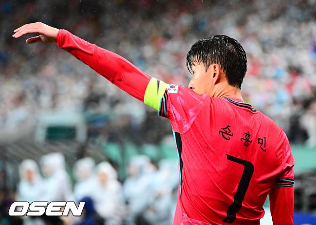 [OSEN=서울월드컵경기장, 지형준 기자] 홍명보 감독이 이끄는 대한민국 대표팀은 10일 오후 서울월드컵경기장에서 '세계 최강' 브라질과 A매치 평가전을 가졌다.한국이 브라질을 상대로 마지막으로 웃은 건 1999년 3월 28일이었다. 당시 잠실에서 열린 친선경기에서 김도훈의 결승골로 1-0 승리를 거뒀다. 다만, 그 승리가 마지막이었다. 한국은 브라질을 상대로 1승 1무 8패에 그쳤다. 브라질과의 이번 경기는 단순한 친선전이 아닌, 2026 북중미 월드컵을 향한 본격적인 시험대다.후반 한국 손흥민이 코너킥을 시도하고 있다. 2025.10.10 /jpnews@osen.co.kr