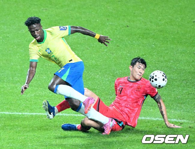 [OSEN=서울월드컵경기장, 이대선 기자] 홍명보감독이 이끄는 대한민국 남자 축구 국가대표팀은 10일 서울월드컵경기장에서 '세계 최강' 브라질을상대로 A매치평가전을 치러이스테방(첼시)과 호드리구(레알 마드리드)에게 나란히 2골을 허용하면서 0-5로 대패했다.한국은 1999년 이후 26년 만에 브라질전 승리를 노렸지만 아무런 저항도 하지 못하면서 무산됐다.전반 한국 김민재가 수비를 하고 있다. 2025.10.10 /sunday@osen.co.kr