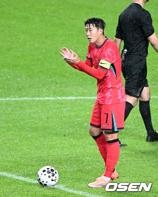 [OSEN=서울월드컵경기장, 이대선 기자] 홍명보감독이 이끄는 대한민국 남자 축구 국가대표팀은 10일 서울월드컵경기장에서 '세계 최강' 브라질을상대로 A매치평가전을 치러이스테방(첼시)과 호드리구(레알 마드리드)에게 나란히 2골을 허용하면서 0-5로 대패했다.한국은 1999년 이후 26년 만에 브라질전 승리를 노렸지만 아무런 저항도 하지 못하면서 무산됐다.전반 한국 손흥민이 실점 후 선수들을 격려하고 있다. 2025.10.10 /sunday@osen.co.kr