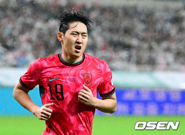 [OSEN=서울월드컵경기장, 지형준 기자] 세계의 벽은 높았다. 결과는 0-5 대패였다.홍명보감독이 이끄는 대한민국 남자 축구 국가대표팀은 10일 서울월드컵경기장에서 '세계 최강' 브라질을상대로 A매치평가전을 치러이스테방(첼시)과 호드리구(레알 마드리드)에게 나란히 2골을 허용하면서 0-5로 대패했다.후반 한국 이강인이 코너킥을 준비하고 있다. 2025.10.10 /jpnews@osen.co.kr