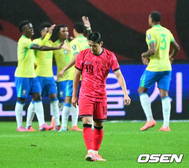 [OSEN=서울월드컵경기장, 지형준 기자] 세계의 벽은 높았다. 결과는 0-5 대패였다.홍명보감독이 이끄는 대한민국 남자 축구 국가대표팀은 10일 서울월드컵경기장에서 '세계 최강' 브라질을상대로 A매치평가전을 치러이스테방(첼시)과 호드리구(레알 마드리드)에게 나란히 2골을 허용하면서 0-5로 대패했다.한국 손흥민이 선발 출전하며 대한민국 남자 축구대표팀 최다 출장 기록을 새로 썼다. A매치 통산 출전 수는 137경기.전반 브라질 이스테방에 선제골을 허용한 한국 이강인이 아쉬워하고 있다. 2025.10.10 /jpnews@osen.co.kr