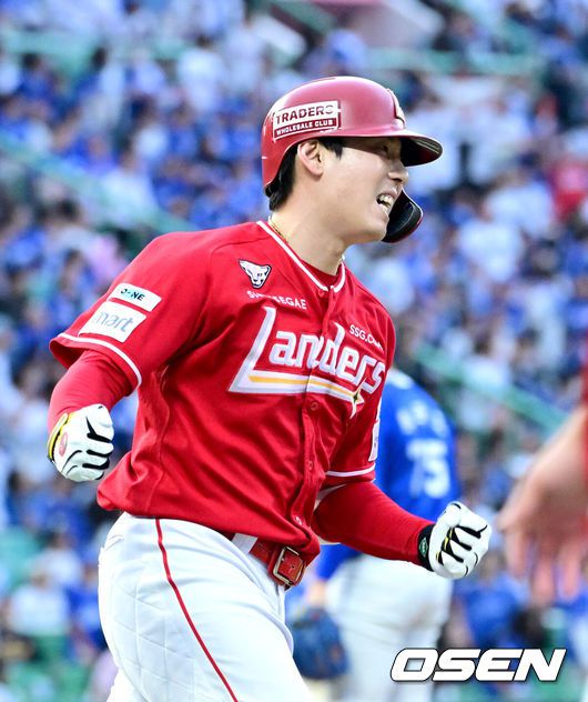[OSEN=인천, 최규한 기자] SSG 랜더스가 9회말 김성욱의 극적인 끝내기홈런을 앞세워1차전 패배를 설욕했다.프로야구 SSG 랜더스는 11일 인천SSG랜더스필드에서 열린 2025 신한 SOL KBO 준플레이오프(5전 3선승제) 2차전에서 4-3 끝내기 승리를 거뒀다.9회말 1사 주자없는 상황 SSG 김성욱이 끝내기 좌월 솔로포를 뽑아낸 SSG 김성욱이 그라운드를 돌며 기뻐하고 있다. 2025.10.11 / dreamer@osen.co.kr
