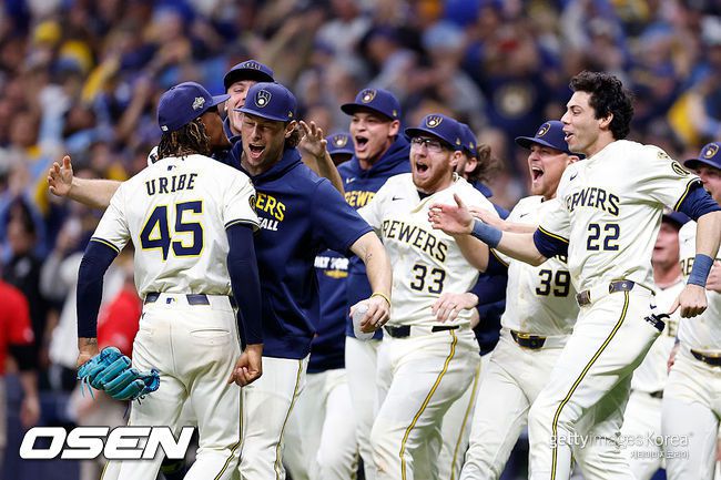 [사진] 밀워키 선수들이 NLCS 진출 확정 후 기뻐하고 있다. ⓒGettyimages(무단전재 및 재배포 금지)