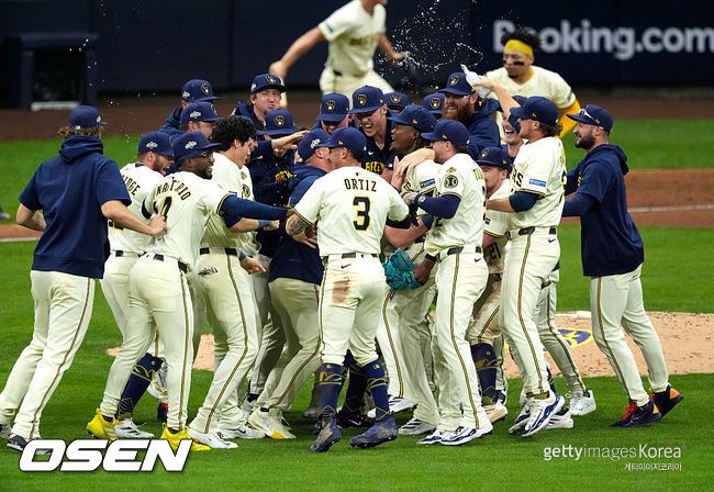 [사진] 밀워키 선수들이 NLCS 진출 확정 후 기뻐하고 있다. ⓒGettyimages(무단전재 및 재배포 금지)