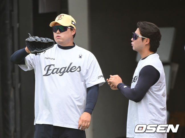 한화 류현진과 김범수가 대화를 나누고 있다. 2025.05.14 /OSEN DB