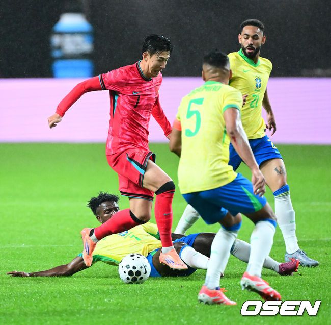 [OSEN=서울월드컵경기장, 지형준 기자] 세계의 벽은 높았다. 결과는 0-5 대패였다.홍명보감독이 이끄는 대한민국 남자 축구 국가대표팀은 10일 서울월드컵경기장에서 '세계 최강' 브라질을상대로 A매치평가전을 치러이스테방(첼시)과 호드리구(레알 마드리드)에게 나란히 2골을 허용하면서 0-5로 대패했다.전반 한국 손흥민이 브라질 비니시우스 주니오르의 태클에 볼을 빼앗기고 있다. 2025.10.10 /jpnews@osen.co.kr