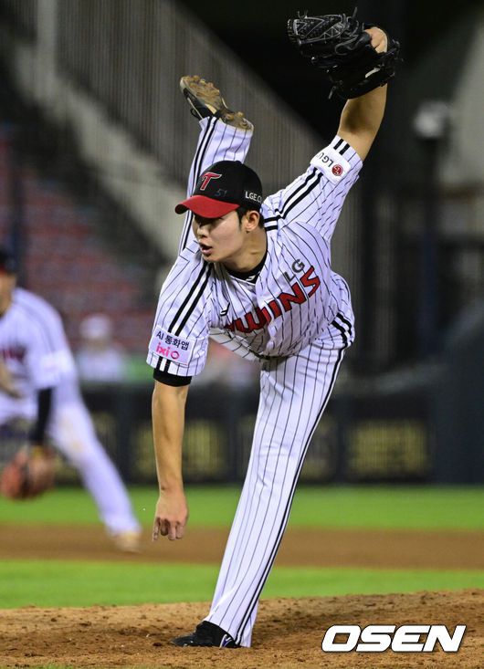 [OSEN=잠실, 조은정 기자]11일 오후 서울 잠실구장에서 ‘2025 신한 SOL Bank KBO리그’ LG 트윈스와 KT 위즈의 경기가 열렸다.홈팀 LG는 치리노스, 방문팀 KT는 헤이수스를 선발로 내세웠다.7회초 LG 김영우가 역투하고 있다. 2025.09.11 /cej@osen.co.kr