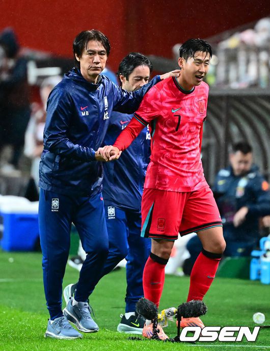 [OSEN=서울월드컵경기장, 지형준 기자] 홍명보 감독이 이끄는 대한민국 대표팀은 10일 오후 서울월드컵경기장에서 '세계 최강' 브라질과 A매치 평가전을 가졌다.한국이 브라질을 상대로 마지막으로 웃은 건 1999년 3월 28일이었다. 당시 잠실에서 열린 친선경기에서 김도훈의 결승골로 1-0 승리를 거뒀다. 다만, 그 승리가 마지막이었다. 한국은 브라질을 상대로 1승 1무 8패에 그쳤다. 브라질과의 이번 경기는 단순한 친선전이 아닌, 2026 북중미 월드컵을 향한 본격적인 시험대다.후반 홍명보 감독이 교체된 손흥민과 인사를 나누고 있다. 2025.10.10 /jpnews@osen.co.kr