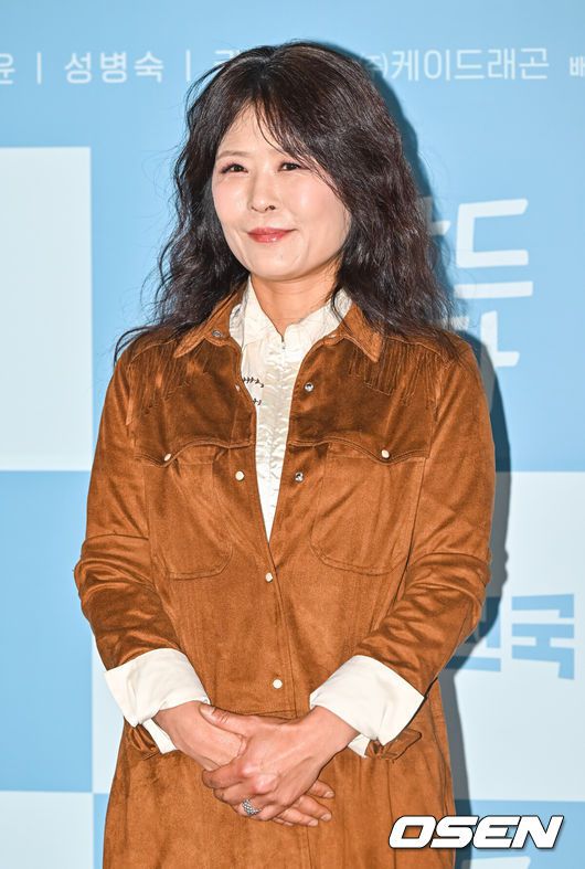 [OSEN=박준형 기자] 19일 오전 서울 성수동 메가박스 성수점에서 드라마 ‘핀란드 파파’ 제작발표회가 진행됐다.드라마 ‘핀란드 파파’는 남다른 사연으로 가족 연습이 필요한 사람들이 모인 수상한 카페 ‘핀란드 파파’의 신입 유리와 사라진 첫사랑 우현의 이야기를 그린 힐링 로맨스다.‘핀란드 파파’는 오는 29일 오후 9시 채널 시네마천국에서 첫 방송되며 티빙, 웨이브, 왓챠, 쿠팡플레이 등에서도 시청 가능하다.황석정이 포즈를 취하고 있다. 2023.04.19 / soul1014@osen.co.kr