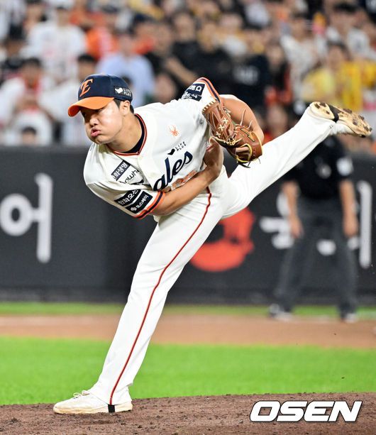 [OSEN=대전, 민경훈 기자] 26일 오후 대전 한화생명볼파크에서 2025 신한 SOL Bank KBO리그 한화 이글스와 LG 트윈스의 경기가 열렸다.한화는 류현진, LG는 치리노스를 선발 투수로 내세웠다.7회초 마운드에 오른 한화 정우주가 힘차게 공을 뿌리고 있다. 2025.09.26 /rumi@osen.co.kr
