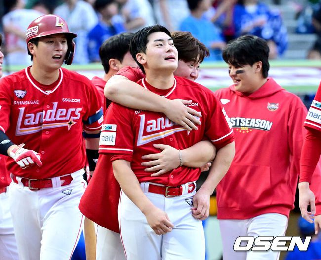 [OSEN=인천, 최규한 기자] SSG 랜더스가 9회말 김성욱의 극적인 끝내기홈런을 앞세워1차전 패배를 설욕했다.프로야구 SSG 랜더스는 11일 인천SSG랜더스필드에서 열린 2025 신한 SOL KBO 준플레이오프(5전 3선승제) 2차전에서 4-3 끝내기 승리를 거뒀다.경기를 마치고 승리한 SSG 조병현과 이로운이 기뻐하고 있다. 2025.10.11 / dreamer@osen.co.kr
