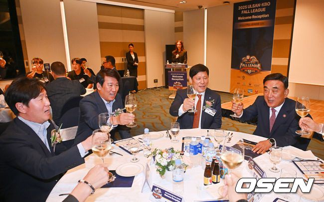[OSEN=울산, 이석우 기자] 13일 KBO가 주최하고 울산광역시와 문화체육관광부의 후원으로 개최되는 2025 울산-KBO Fall League 환영 리셉션이 김두겸 울산광역시장, 허구연 KBO 총재, 참가팀 감독 및 대표 선수 등이 참석한 가운데 호텔현대 바이 라한 울산에서 열렸다. 2025 울산-KBO Fall League는 오는 14일부터 11월 1일까지 KIA, 삼성, LG, 롯데, NC, 고양, 독립리그 올스타, 대학 선발팀 등 국내 8개팀과 호주 멜버른 에이시스, 일본 독립리그 선발팀, 중국 CBA 소속 장쑤 휴즈홀쓰 등 해외팀이 참가해 울산 문수구장과 김해 상동구장, 창원 마산구장, 기장 KBO 야구센터에서 약 3주간의 열전에 돌입한다. 허구연 KBO 총재와 김두겸 울산광역시장 그리고 참석자들이 건배를 하고 있다. / foto0307@osen.co.kr