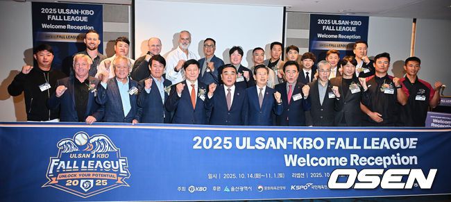 [OSEN=울산, 이석우 기자] 13일 KBO가 주최하고 울산광역시와 문화체육관광부의 후원으로 개최되는 2025 울산-KBO Fall League 환영 리셉션이 김두겸 울산광역시장, 허구연 KBO 총재, 참가팀 감독 및 대표 선수 등이 참석한 가운데 호텔현대 바이 라한 울산에서 열렸다. 2025 울산-KBO Fall League는 오는 14일부터 11월 1일까지 KIA, 삼성, LG, 롯데, NC, 고양, 독립리그 올스타, 대학 선발팀 등 국내 8개팀과 호주 멜버른 에이시스, 일본 독립리그 선발팀, 중국 CBA 소속 장쑤 휴즈홀쓰 등 해외팀이 참가해 울산 문수구장과 김해 상동구장, 창원 마산구장, 기장 KBO 야구센터에서 약 3주간의 열전에 돌입한다. 허구연 KBO 총재와 김두겸 울산광역시장 그리고 참가 선수단 감독들이 기념촬영을 하고 있다. / foto0307@osen.co.kr