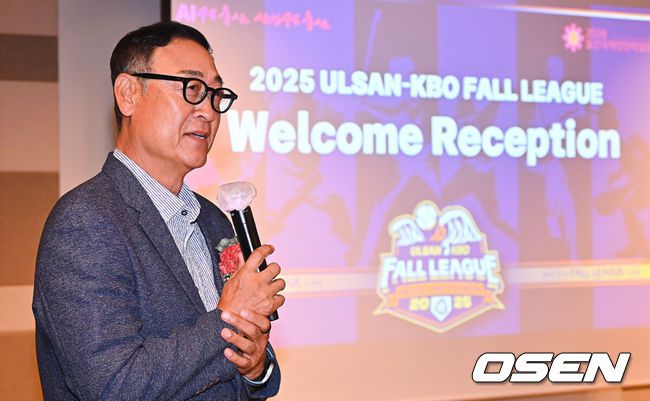 [OSEN=울산, 이석우 기자] 13일 KBO가 주최하고 울산광역시와 문화체육관광부의 후원으로 개최되는 2025 울산-KBO Fall League 환영 리셉션이 김두겸 울산광역시장, 허구연 KBO 총재, 참가팀 감독 및 대표 선수 등이 참석한 가운데 호텔현대 바이 라한 울산에서 열렸다. 2025 울산-KBO Fall League는 오는 14일부터 11월 1일까지 KIA, 삼성, LG, 롯데, NC, 고양, 독립리그 올스타, 대학 선발팀 등 국내 8개팀과 호주 멜버른 에이시스, 일본 독립리그 선발팀, 중국 CBA 소속 장쑤 휴즈홀쓰 등 해외팀이 참가해 울산 문수구장과 김해 상동구장, 창원 마산구장, 기장 KBO 야구센터에서 약 3주간의 열전에 돌입한다. 김용희 롯데 자이언츠 감독이 각오를 밝히고 있다. / foto0307@osen.co.kr