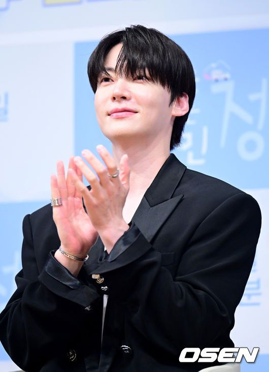 [OSEN=최규한 기자] 16일 오전 서울 여의도 KBS 아트홀에서 KBS 2TV 신규 예능 ‘가는정 오는정 이민정’(이하 ‘가오정’) 제작발표회가 열렸다.‘가오정’은 시골마을에 생필품을 실은 이동식 편의점을 배달하고 하룻밤을 보내며 다양한 이야기를 나눠보는 프로그램. 이민정이 메인 호스트로 나서며 붐, 안재현, 김정현, 김재원이 고정 멤버로 합류했다.배우 안재현이 인사말을 준비하고 있다. 2025.05.16 / dreamer@osen.co.kr