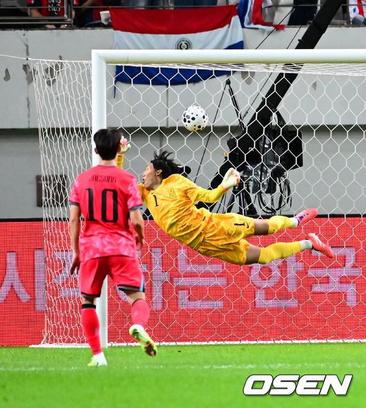 [OSEN=서울월드컵경기장, 지형준 기자]홍명보 감독이 이끄는 대한민국 대표팀과 파라과이의 A매치 평가전이 14일 오후 서울월드컵경기장에서 열렸다.'남미 강호' 파라과이는 지난 10일 일본 원정에서 2-2 무승부를 거두고 온 팀이다. 이번 경기는 홍명보호의 2026 북중미 월드컵 포트 배정을 두고도 중요한 일전이다.현재 한국은 오스트리아, 호주, 에콰도르와 치열한포트 2 막차 경쟁을 벌이고 있다.후반 한국 김승규가 파라과이 곤잘레스의 코너킥에 몸을 날리고 있다. 2025.10.14. /jpnews@osen.co.kr