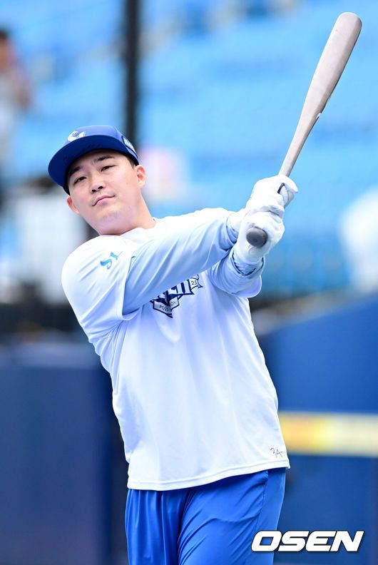 [OSEN=대구, 최규한 기자] 14일 대구 삼성라이온즈파크에서 ‘2025 신한 SOL뱅크 KBO리그’ 준플레이오프(5전 3선승제) 4차전 삼성 라이온즈와 SSG 랜더스의 경기가 열린다.삼성은 아리엘 후라도, SSG는 김광현을 선발로 내세운다.경기를 앞두고 삼성 전병우가 타격 훈련을 펼치고 있다. 2025.10.14 / dreamer@osen.co.kr