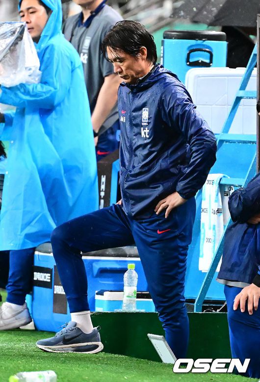 [OSEN=서울월드컵경기장, 지형준 기자] 세계의 벽은 높았다. 결과는 0-5 대패였다.홍명보감독이 이끄는 대한민국 남자 축구 국가대표팀은 10일 서울월드컵경기장에서 '세계 최강' 브라질을상대로 A매치평가전을 치러이스테방(첼시)과 호드리구(레알 마드리드)에게 나란히 2골을 허용하면서 0-5로 대패했다.후반 한국 홍명보 감독이 생각에 잠겨 있다. 2025.10.10 /jpnews@osen.co.kr