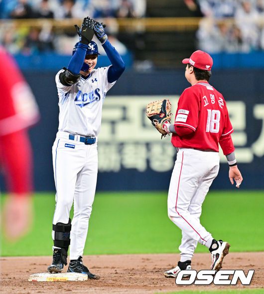 [OSEN=대구, 박준형 기자] 13일 대구 삼성라이온즈파크에서 ‘2025 신한 SOL뱅크 KBO리그’ 준플레이오프(5전 3선승제) 3차전 삼성 라이온즈와 SSG 랜더스의 경기가 열렸다삼성은 원태인, 방문팀 SSG은 드류 앤더슨을 선발로 내세웠다.3회말 2사 2루 삼성 구자욱이 1타점 적시 2루타를 날린뒤 환호하고 있다.  2025.10.13 / soul1014@osen.co.kr