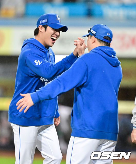 [OSEN=대구, 박준형 기자] 프로야구 삼성 라이온즈가 SSG 랜더스를 꺾고 플레이오프 진출에 1승만 남겨뒀다.삼성은 13일 대구삼성라이온즈파크에서 열린 준플레이오프 3차전에서 선발 원태인의 호투를 앞세워 5-3으로 승리했다. 시리즈 전적 2승 1패.경기종료 후 삼성 원태인이 환호하며 박진만 감독과 하이파이브를 하고 있다.  2025.10.13 / soul1014@osen.co.kr