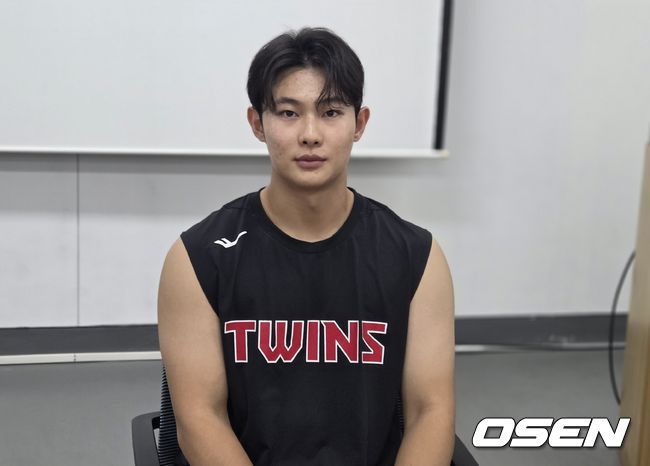 [OSEN=잠실, 지형준 기자] 30일 서울 잠실구장에서 ‘2025 신한 SOL Bank KBO리그’ LG 트윈스와 두산 베어스의 시즌 16차전이 열렸다.LG는 정규시즌 우승 매직넘버가 ‘1’이다. 승리를 한다면, 우승을 결정짓게 된다. 9위가 확정된 두산은 시즌 최종전이다.LG는 송승기, 두산은 콜어빈이 선발로 나섰다.6회초 수비를 마치고 LG 김영우가 오스틴과 하이파이브를 하고 있다. 2025.09.30 /jpnews@osen.co.kr