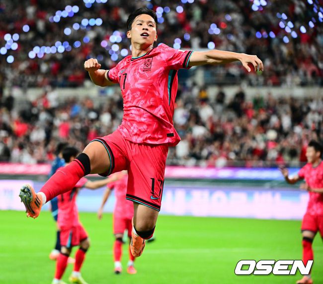 [OSEN=서울월드컵경기장, 지형준 기자]홍명보 감독이 이끄는 대한민국 대표팀과 파라과이의 A매치 평가전이 14일 오후 서울월드컵경기장에서 열렸다.'남미 강호' 파라과이는 지난 10일 일본 원정에서 2-2 무승부를 거두고 온 팀이다. 이번 경기는 홍명보호의 2026 북중미 월드컵 포트 배정을 두고도 중요한 일전이다.현재 한국은 오스트리아, 호주, 에콰도르와 치열한포트 2 막차 경쟁을 벌이고 있다.전반 한국 엄지성이 선제골을 넣고 기뻐하고 있다. 2025.10.14. /jpnews@osen.co.kr