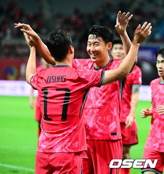 [OSEN=서울월드컵경기장, 지형준 기자]홍명보 감독이 이끄는 대한민국 대표팀과 파라과이의 A매치 평가전이 14일 오후 서울월드컵경기장에서 열렸다.'남미 강호' 파라과이는 지난 10일 일본 원정에서 2-2 무승부를 거두고 온 팀이다. 이번 경기는 홍명보호의 2026 북중미 월드컵 포트 배정을 두고도 중요한 일전이다.현재 한국은 오스트리아, 호주, 에콰도르와 치열한포트 2 막차 경쟁을 벌이고 있다.전반 한국 엄지성이 선제골을 넣고 손흥민과 기뻐하고 있다. 2025.10.14. /jpnews@osen.co.kr