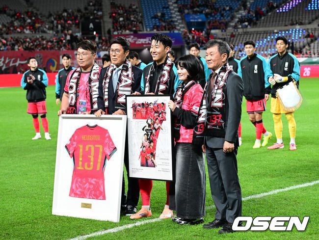 [OSEN=서울월드컵경기장, 지형준 기자]홍명보 감독이 이끄는 대한민국 대표팀과 파라과이의 A매치 평가전이 14일 오후 서울월드컵경기장에서 열렸다.'남미 강호' 파라과이는 지난 10일 일본 원정에서 2-2 무승부를 거두고 온 팀이다. 이번 경기는 홍명보호의 2026 북중미 월드컵 포트 배정을 두고도 중요한 일전이다.현재 한국은 오스트리아, 호주, 에콰도르와 치열한포트 2 막차 경쟁을 벌이고 있다.브라질전 출전으로한국 축구 A매치 최다 출전(137경기) 금자탑을 쌓은손흥민이 이번에도 선발로 나서며 138경기로 기록을 늘렸다. 손흥민이 최다 출전 기념식을 하고 있다. 2025.10.14. /jpnews@osen.co.kr