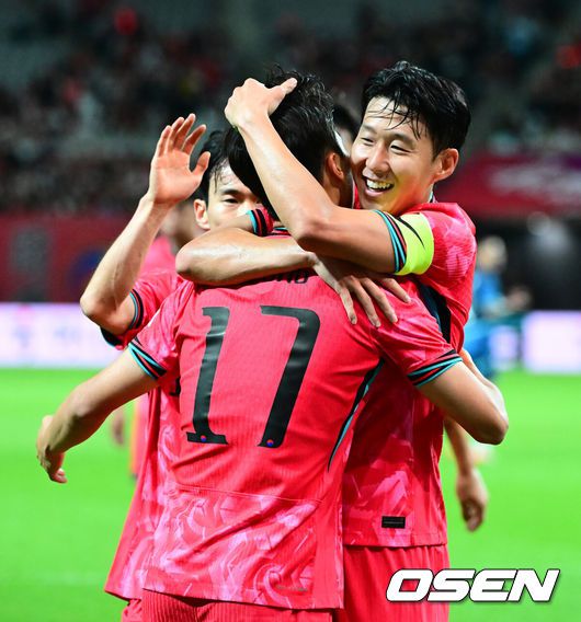 [OSEN=서울월드컵경기장, 지형준 기자]홍명보 감독이 이끄는 대한민국 대표팀과 파라과이의 A매치 평가전이 14일 오후 서울월드컵경기장에서 열렸다.'남미 강호' 파라과이는 지난 10일 일본 원정에서 2-2 무승부를 거두고 온 팀이다. 이번 경기는 홍명보호의 2026 북중미 월드컵 포트 배정을 두고도 중요한 일전이다.현재 한국은 오스트리아, 호주, 에콰도르와 치열한포트 2 막차 경쟁을 벌이고 있다.전반 한국 엄지성이 선제골을 넣고 손흥민과 기뻐하고 있다. 2025.10.14. /jpnews@osen.co.kr