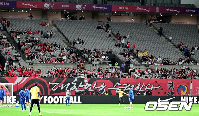 [OSEN=서울월드컵경기장, 지형준 기자]홍명보 감독이 이끄는 대한민국 대표팀과 파라과이의 A매치 평가전이 14일 오후 서울월드컵경기장에서 열렸다.'남미 강호' 파라과이는 지난 10일 일본 원정에서 2-2 무승부를 거두고 온 팀이다. 이번 경기는 홍명보호의 2026 북중미 월드컵 포트 배정을 두고도 중요한 일전이다.현재 한국은 오스트리아, 호주, 에콰도르와 치열한포트 2 막차 경쟁을 벌이고 있다.경기 개시 30분 정도 앞둔 시점에 관중석이 절반 가까이 비어 있다. 2025.10.14. /jpnews@osen.co.kr