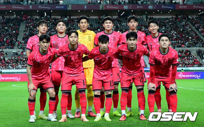 [OSEN=서울월드컵경기장, 조은정 기자]홍명보 감독이 이끄는 대한민국 대표팀과 파라과이의 A매치 평가전이 14일 오후 서울월드컵경기장에서 열렸다.'남미 강호' 파라과이는 지난 10일 일본 원정에서 2-2 무승부를 거두고 온 팀이다. 이번 경기는 홍명보호의 2026 북중미 월드컵 포트 배정을 두고도 중요한 일전이다.현재 한국은 오스트리아, 호주, 에콰도르와 치열한포트 2 막차 경쟁을 벌이고 있다.대한민국 베스트11이 포즈를 취하고 있다. 2025.10.14 /cej@osen.co.kr