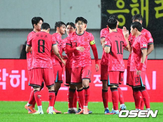 [OSEN=서울월드컵경기장, 지형준 기자] 홍명보 감독이 이끄는 대한민국 대표팀은 10일 오후 서울월드컵경기장에서 '세계 최강' 브라질과 A매치 평가전을 가졌다.한국이 브라질을 상대로 마지막으로 웃은 건 1999년 3월 28일이었다. 당시 잠실에서 열린 친선경기에서 김도훈의 결승골로 1-0 승리를 거뒀다. 다만, 그 승리가 마지막이었다. 한국은 브라질을 상대로 1승 1무 8패에 그쳤다. 브라질과의 이번 경기는 단순한 친선전이 아닌, 2026 북중미 월드컵을 향한 본격적인 시험대다.후반전에 앞서 한국 손흥민이 동료들과 파이팅을 외치고 있다. 2025.10.10 /jpnews@osen.co.kr