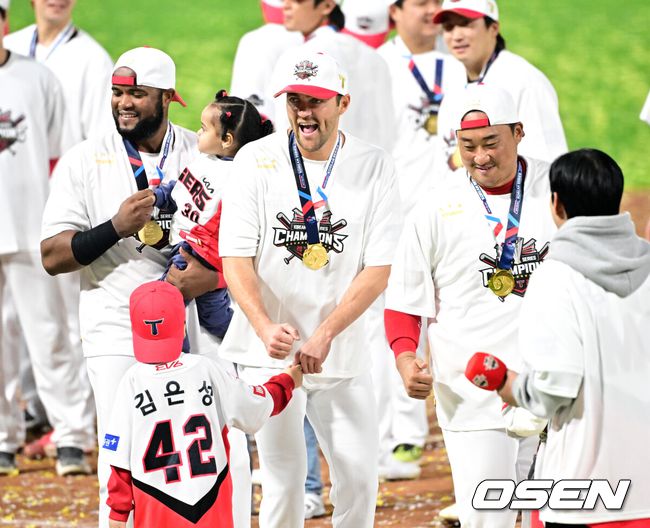 2024 한국시리즈 우승을 이끈 네일이 동료들과 자축하고 있다. /OSEN DB